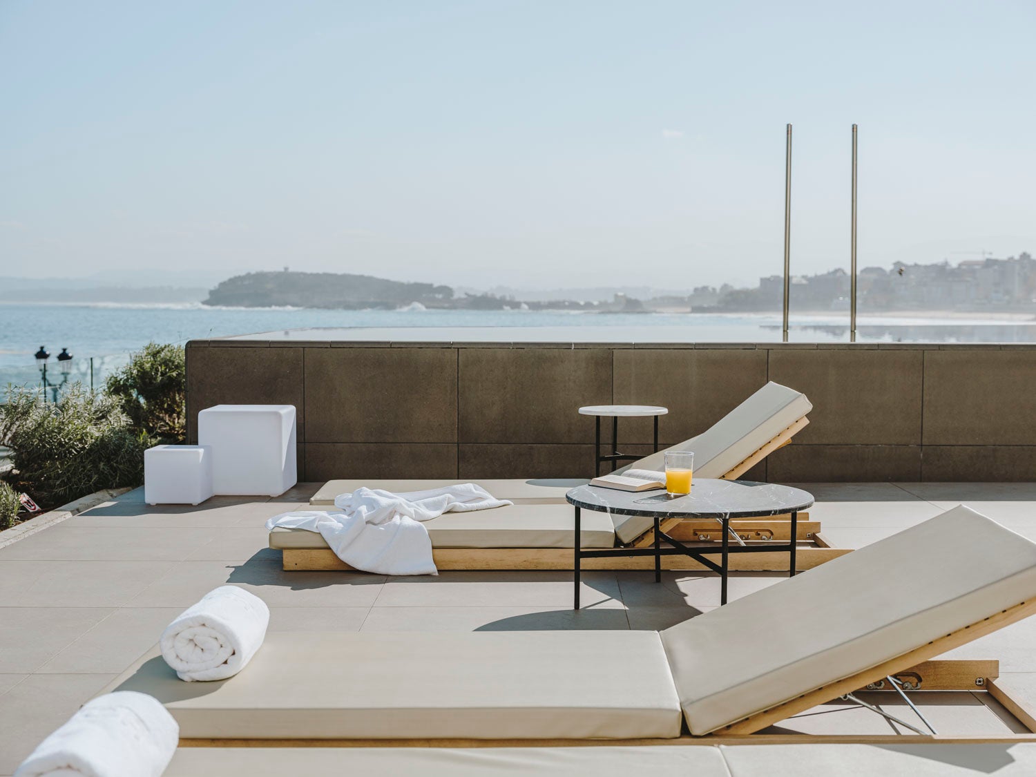 A la nueva decoración acogedora de sus habitaciones se suma la increíble piscina 'infinity' con vistas a El Sardinero.