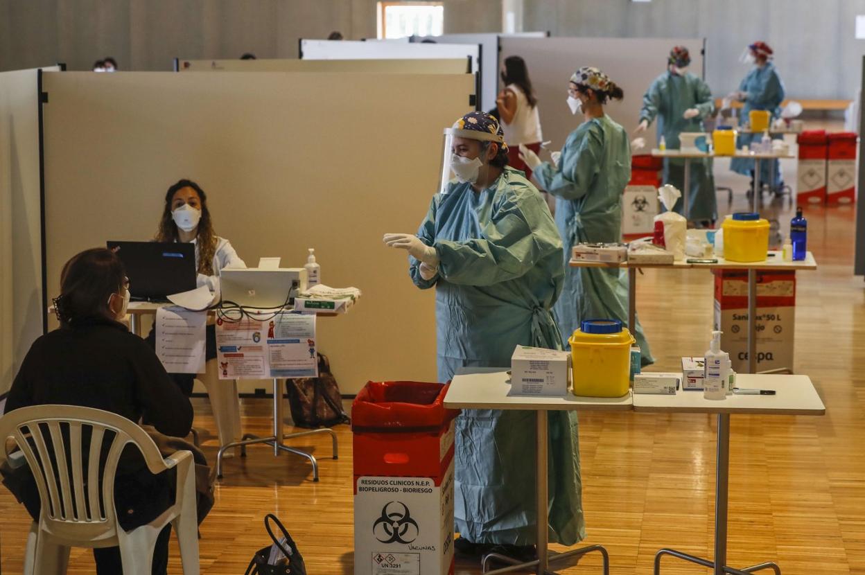 Profesionales sanitarios en uno de los puestos de vacunación habilitados en el Palacio de Congresos y Exposiciones de Santander. 