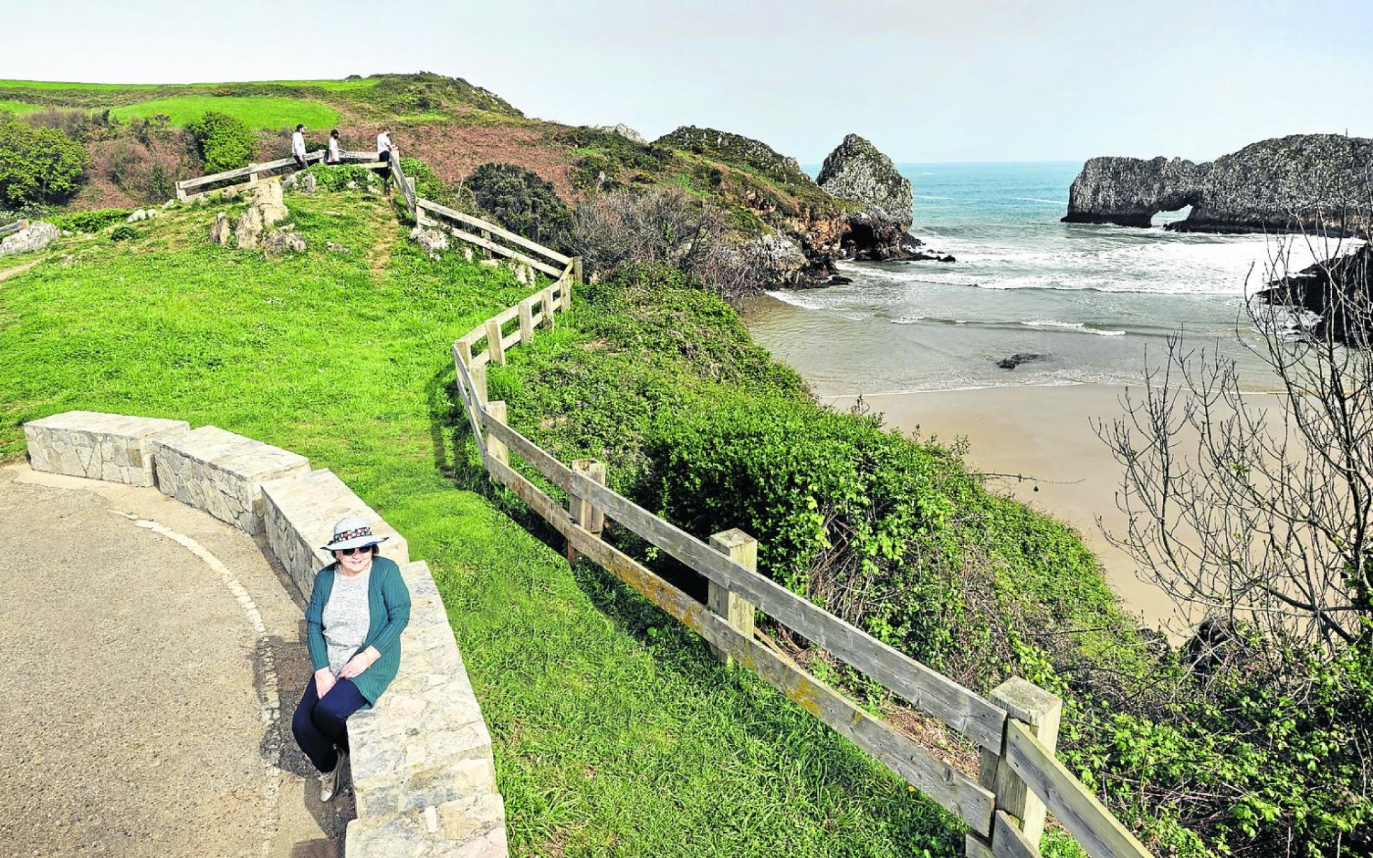 Estrella Sánchez posa en el mirador con la playa de Berellín de fondo, en Prellezo. JAVIER ROSENDO