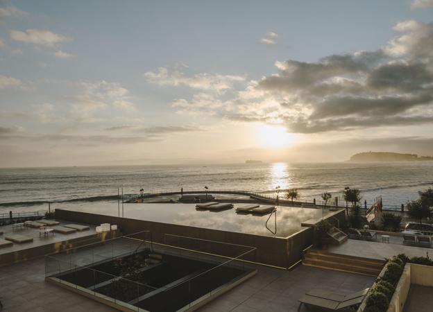 Zona exterior con la piscina tipo 'infinnity' y las vistas a El Sardinero.