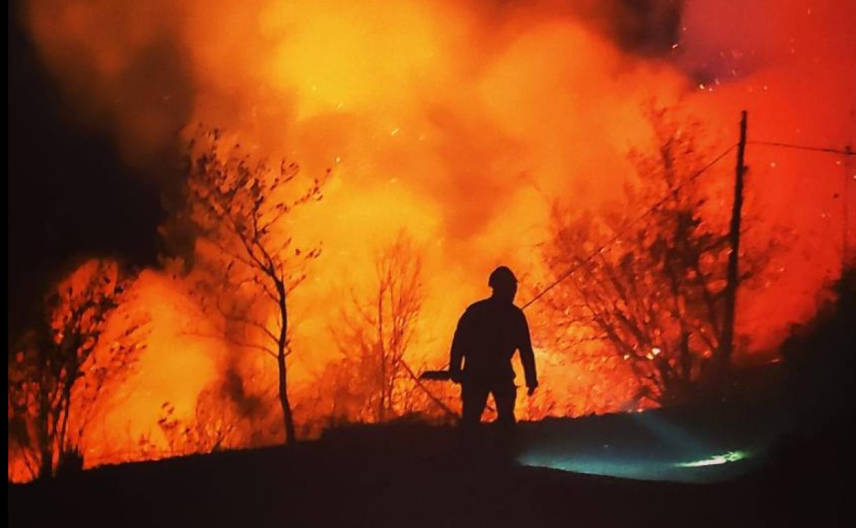 Labores de extinción de un incendio en Rasines la noche del miércoles