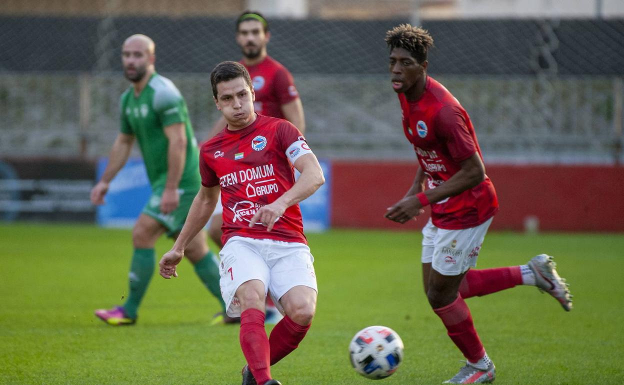 Ortiz golpea el balón, junto a Siafa, en el partido ante el Arenas.