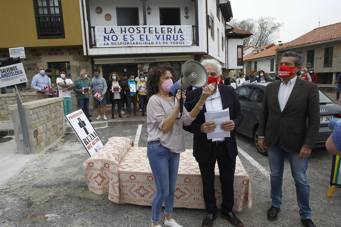 La Asociación de Hostelería de Cantabria ha protestado desde Santillana del Mar sacando camas a la vía pública para decir que están arruinados tras dar por perdida la segunda Semana Santa.