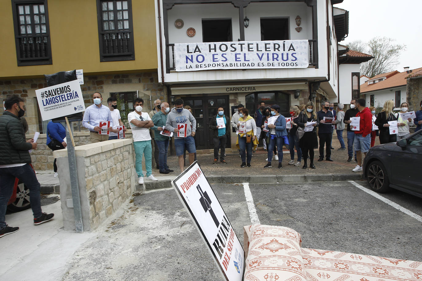 La Asociación de Hostelería de Cantabria ha protestado desde Santillana del Mar sacando camas a la vía pública para decir que están arruinados tras dar por perdida la segunda Semana Santa.