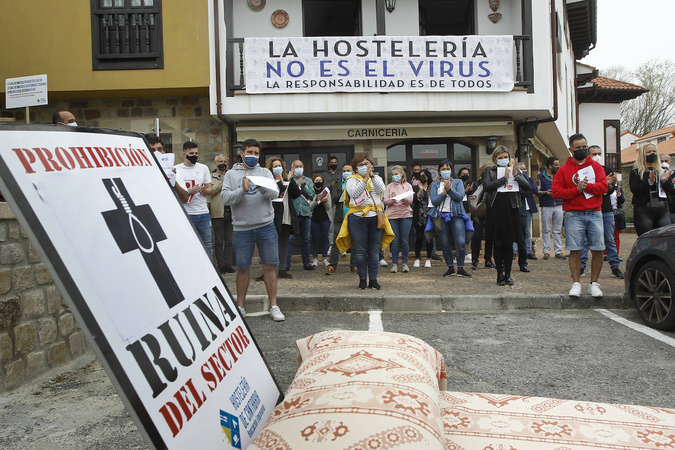 La Asociación de Hostelería de Cantabria ha protestado desde Santillana del Mar sacando camas a la vía pública para decir que están arruinados tras dar por perdida la segunda Semana Santa.