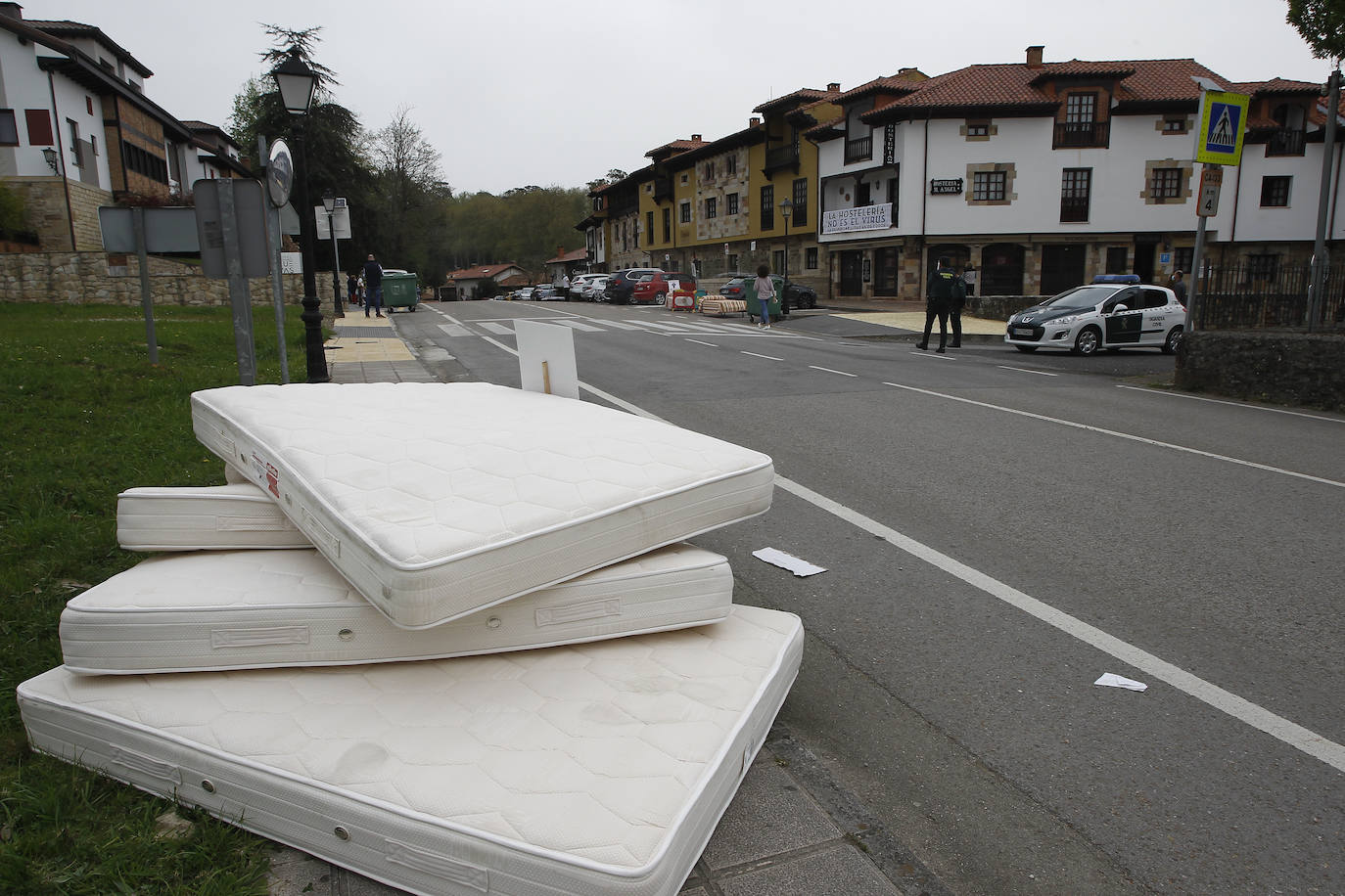 La Asociación de Hostelería de Cantabria ha protestado desde Santillana del Mar sacando camas a la vía pública para decir que están arruinados tras dar por perdida la segunda Semana Santa.