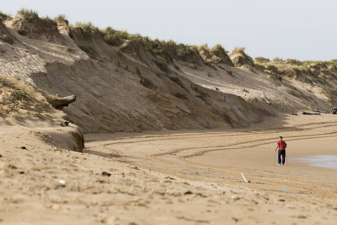 El Consistorio, a petición del Parque Natural de las Dunas de Liencres, actúa en los accesos tras la gran pérdida de arena a causa de las mareas vivas