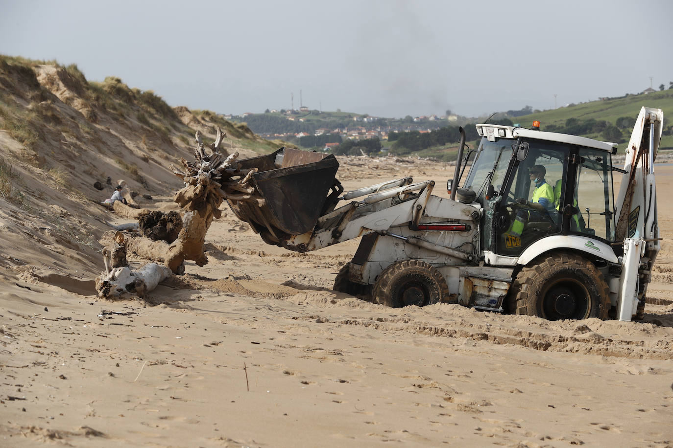 El Consistorio, a petición del Parque Natural de las Dunas de Liencres, actúa en los accesos tras la gran pérdida de arena a causa de las mareas vivas