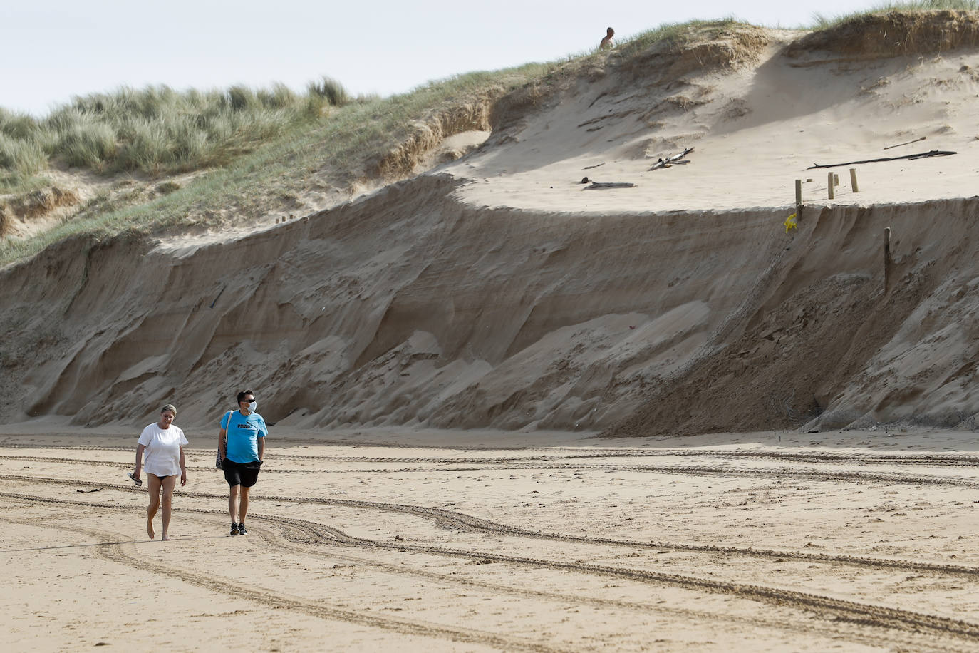 El Consistorio, a petición del Parque Natural de las Dunas de Liencres, actúa en los accesos tras la gran pérdida de arena a causa de las mareas vivas