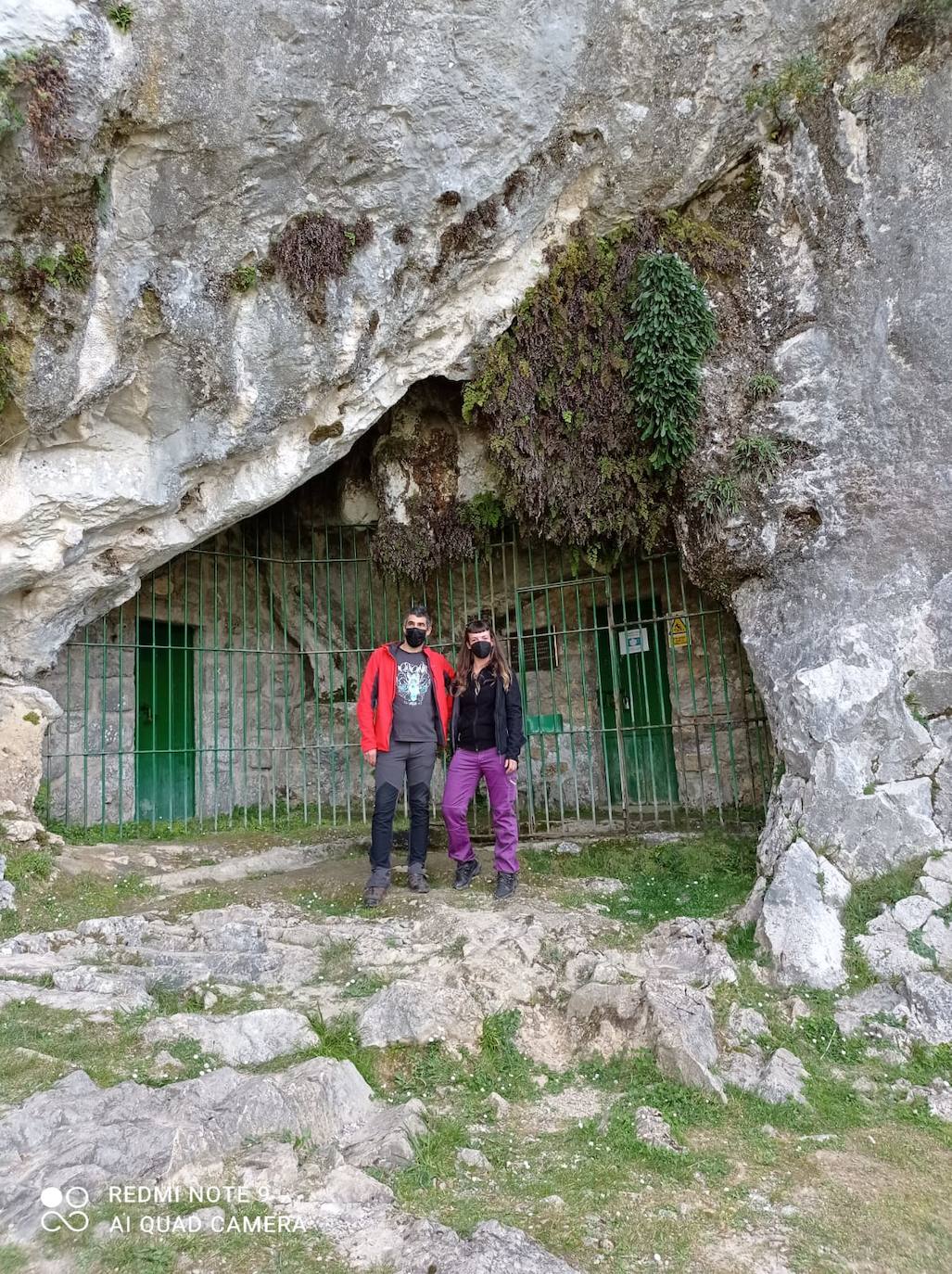 Antonio y Esther posan delante de la cueva de Covalanas de Ramales de la Victoria. 