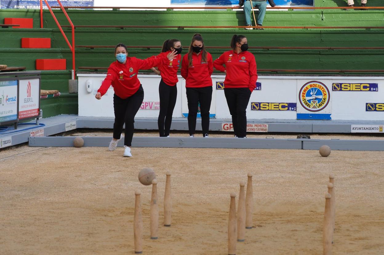 Laura Saiz lanza, con Águeda e Iris Cagigas y Alicia Saiz al fondo.