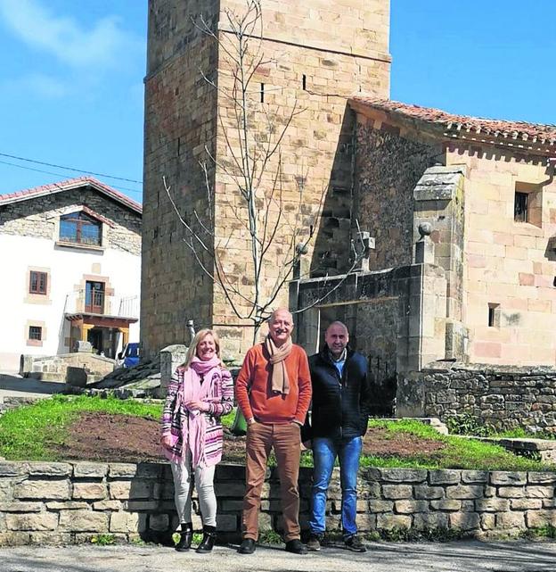 Mier, Gutiérrez y Puente, junto al nuevo nogal de la Hoz de Abiada. 