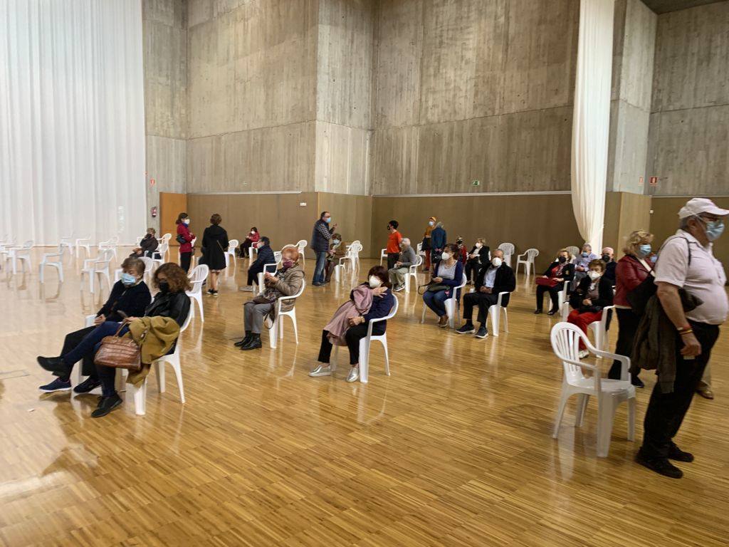 Segunda jornada de la vacunación a mayores de 80 años en el Palacio de Exposiciones de Santander, por donde habrán pasado 2.800 personas hasta este sábado.