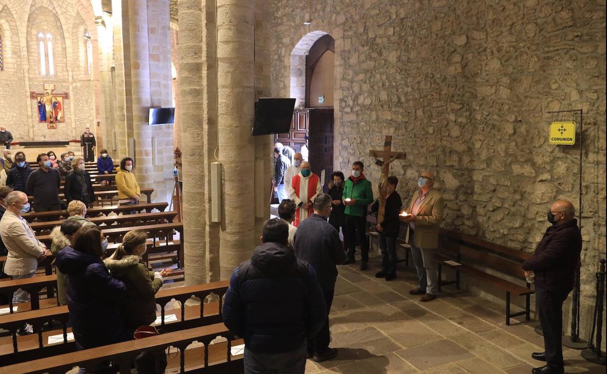 Los fieles se fueron turnando llevando la cruz procesional en cada estación alrededor del interior de la iglesia.