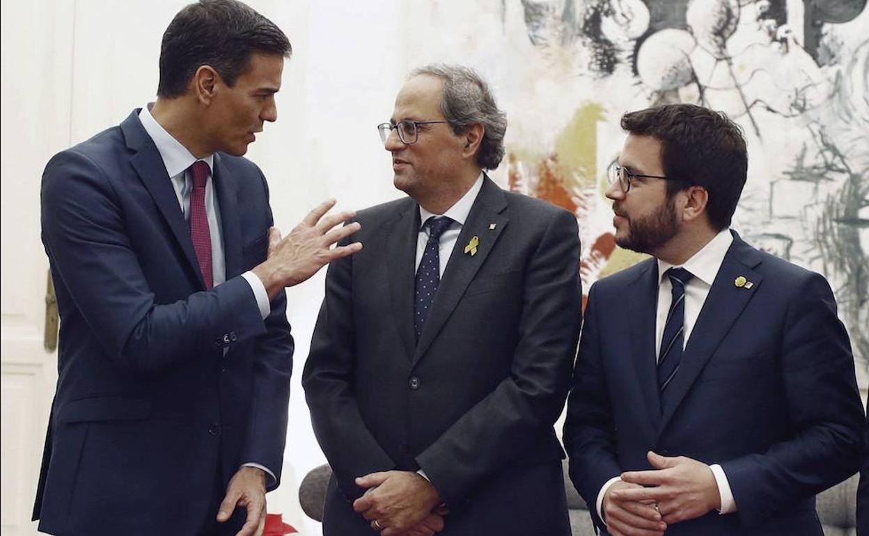 Pedro Sánchez, Quim Torra y Pere Argaonès, durante una reunión en Barcelona en 2018.