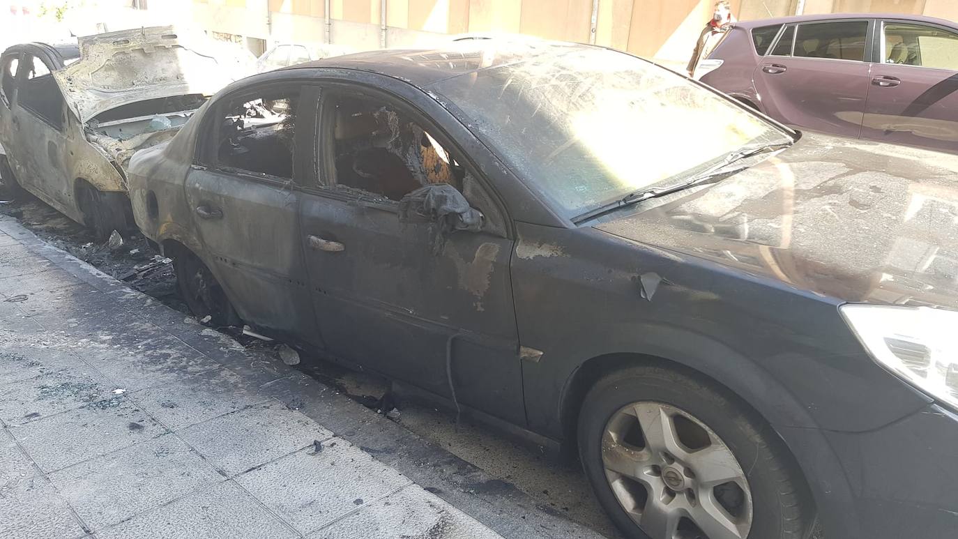 Fotos: Arden dos coches en la calle Alta