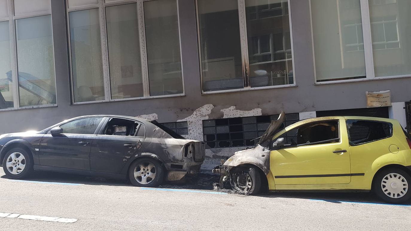 Fotos: Arden dos coches en la calle Alta