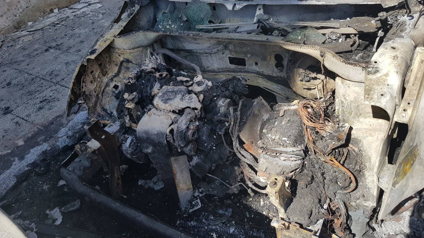 Fotos: Arden dos coches en la calle Alta