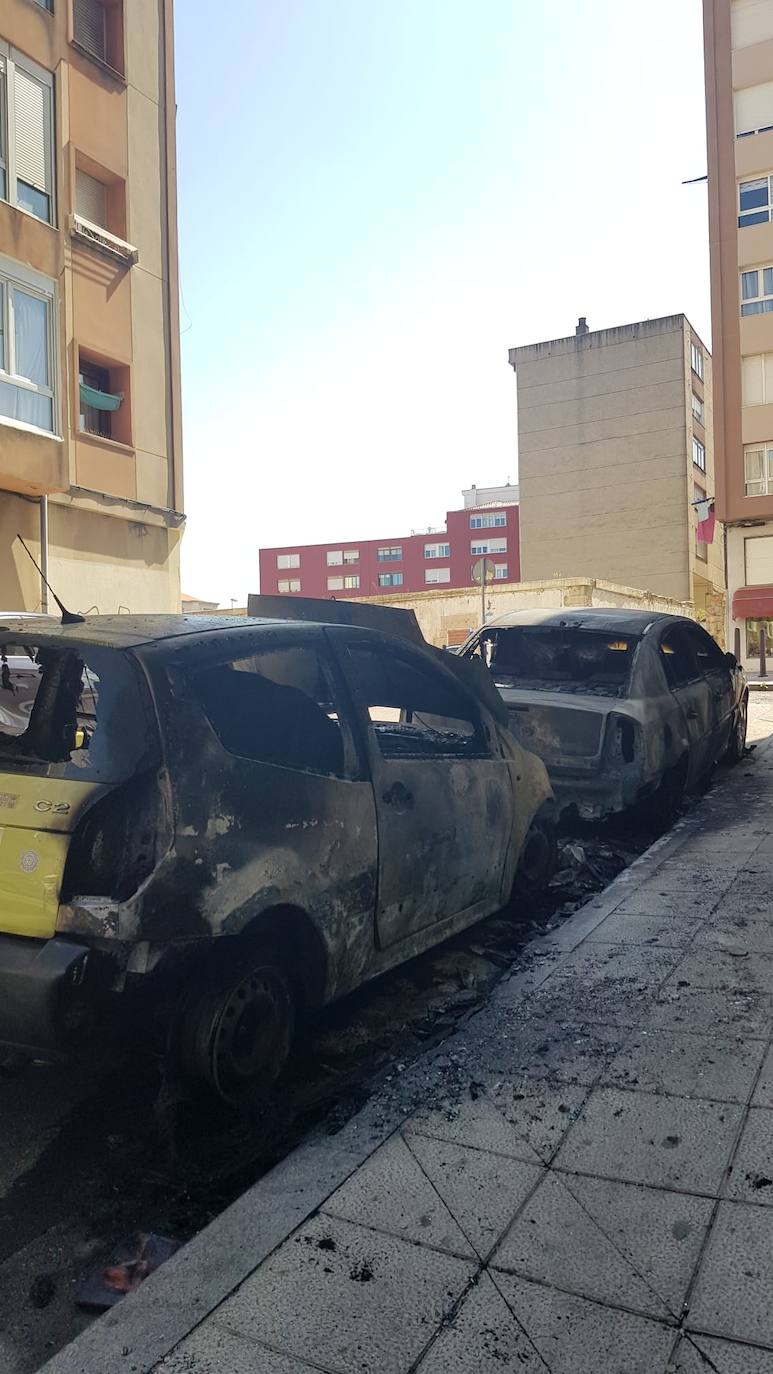 Fotos: Arden dos coches en la calle Alta