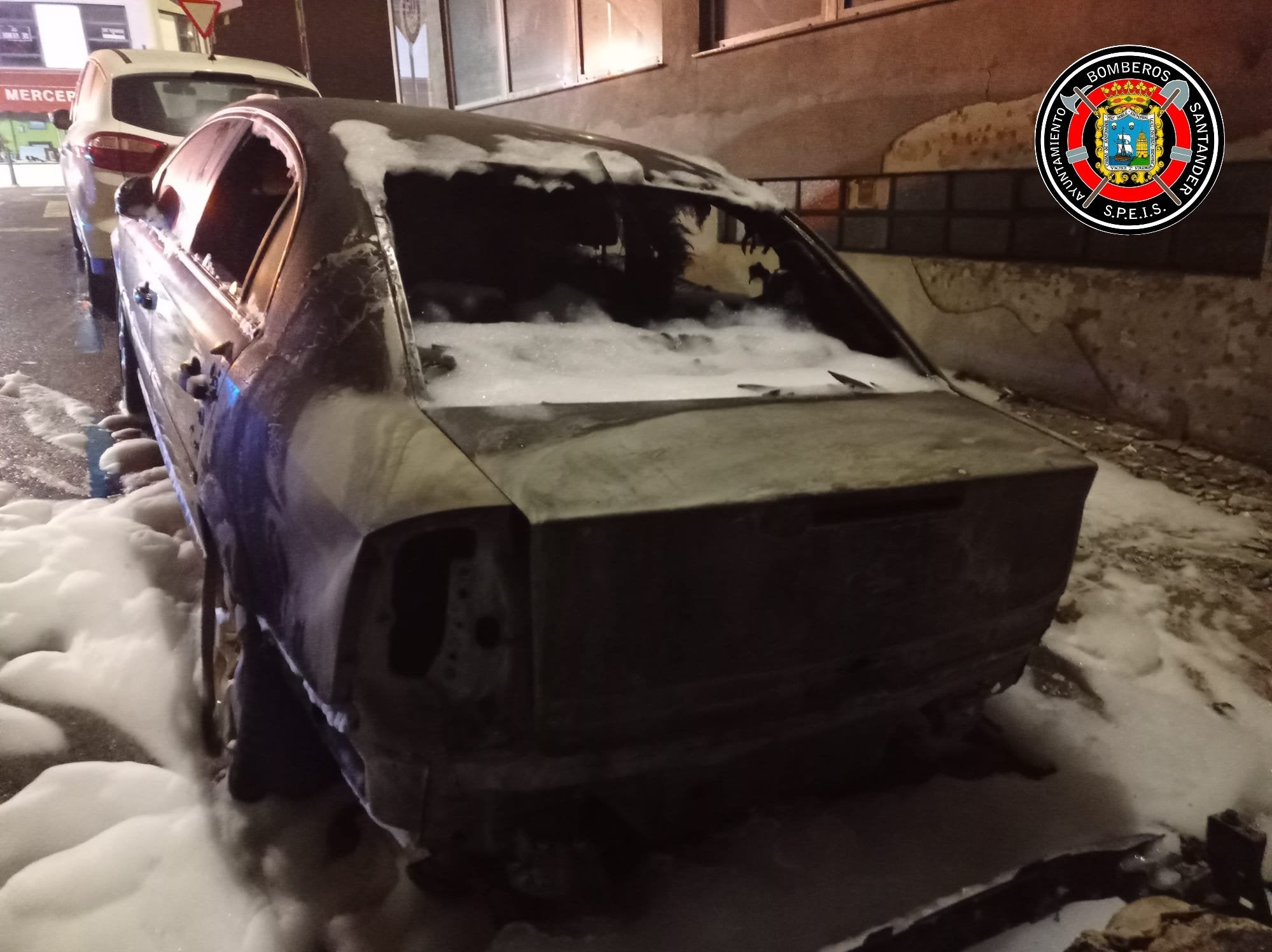 Uno de los coches calcinados en la calle Juan de Piasca en la madrugada del domingo.