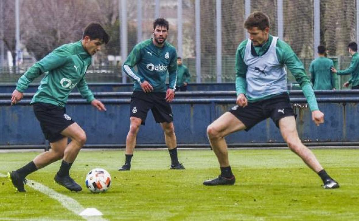 Riki conduce el balón ante sus compañeros Jon Ander y Matic, durante un entrenamiento la semana pasada en las instalaciones Nando Yosu de La Albericia