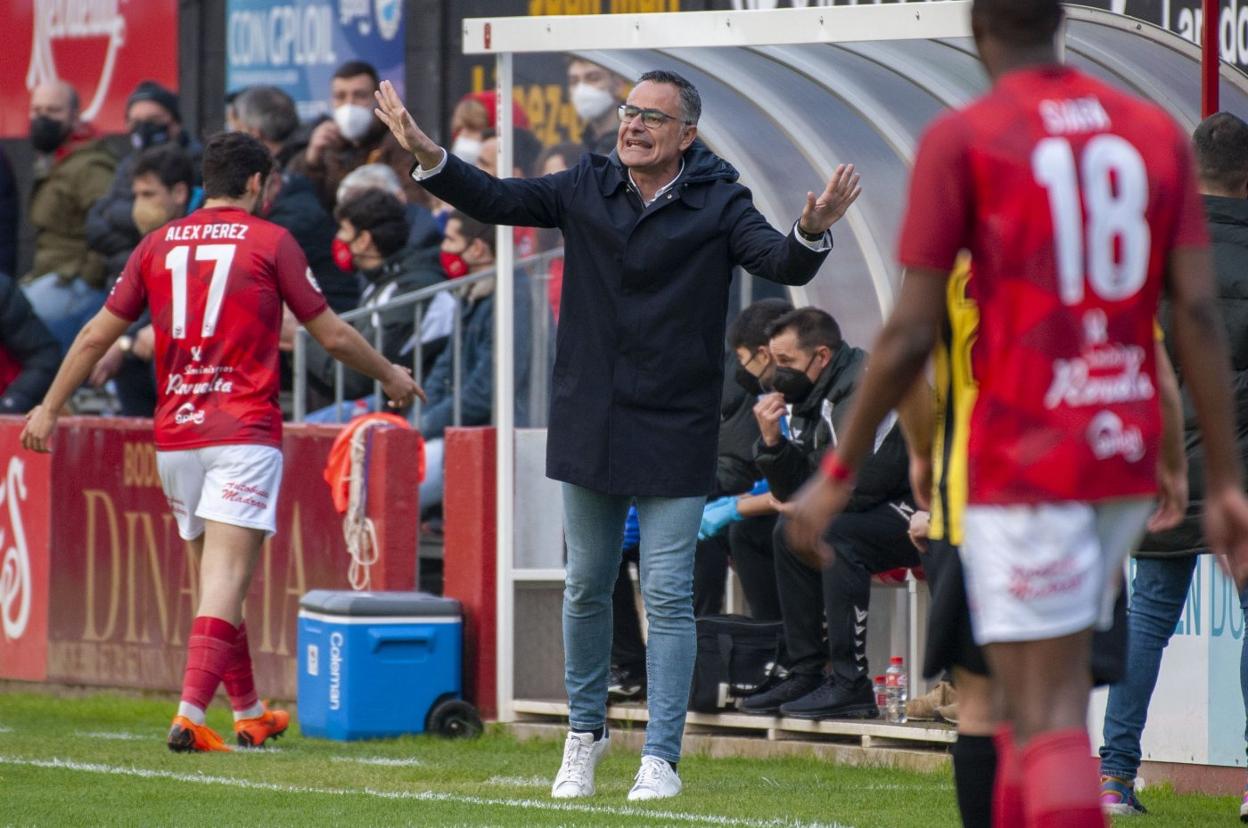 Manu Calleja, en el banquillo del Laredo durante el partido contra el Portugalete. 