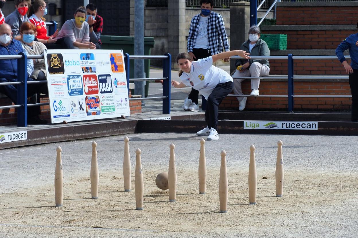 Silvia Villodas birla durante el partido de Los Remedios ante Carandía. 