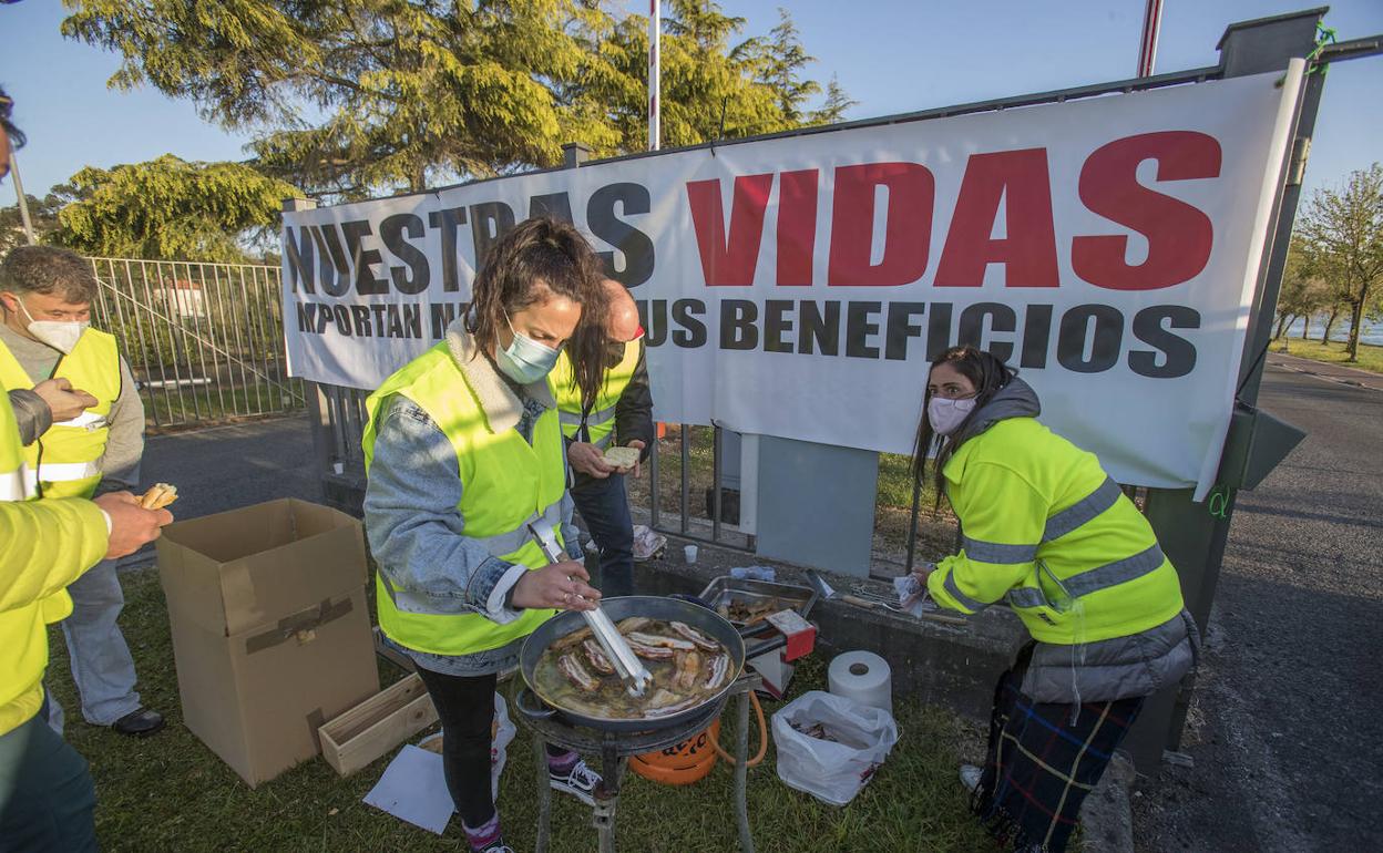 Los trabajadores cocinaron comida para repartir entre los que pasaron largas ahora a la entrada de la fábrica.