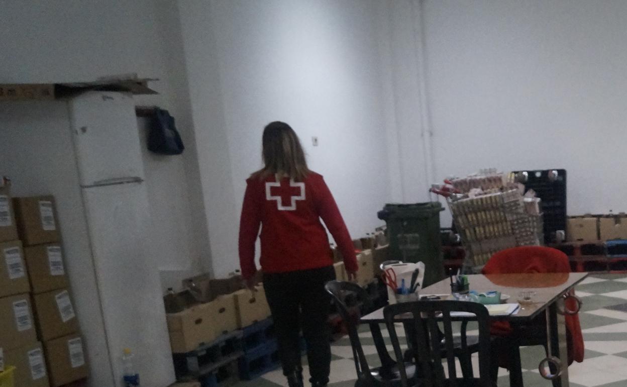 Una voluntaria de Cruz Roja en el almacén de alimentos.