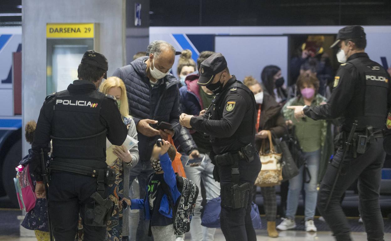 La Policía Nacional redobló los esfuerzos para controlar el transporte publico.