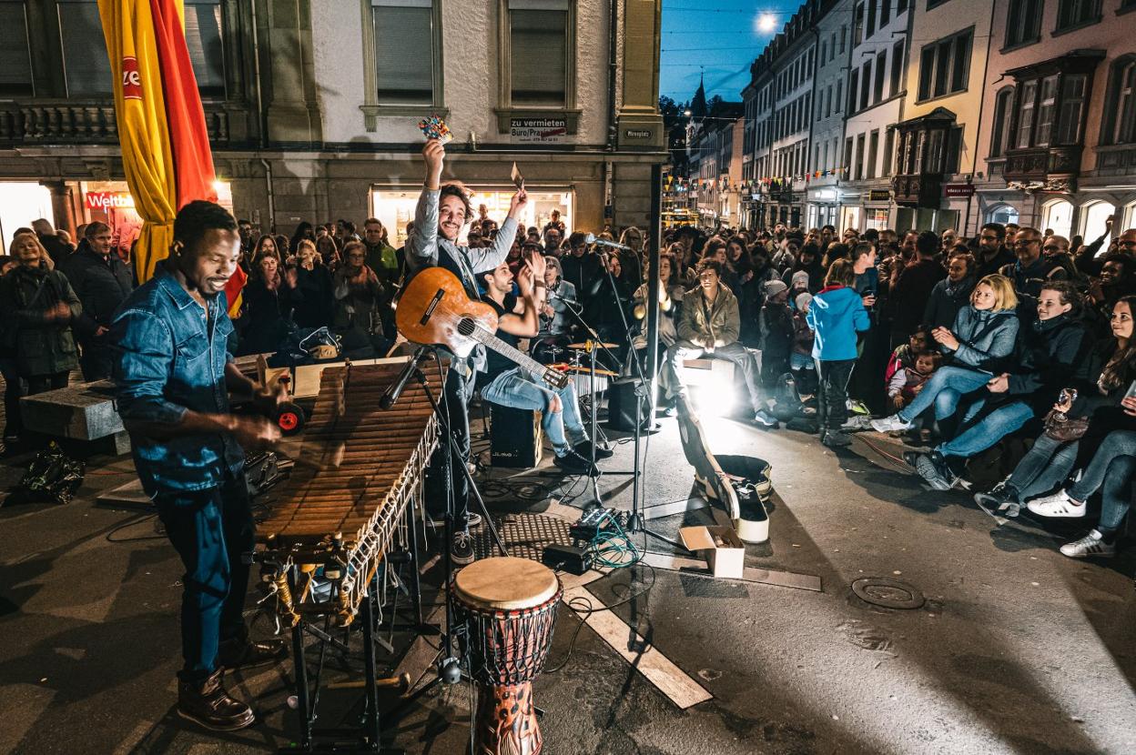 Brahima Diabate, Lucas Bárcena y Daniel Torres son los componentes del grupo de rumba y afrofolk Tribubu. 