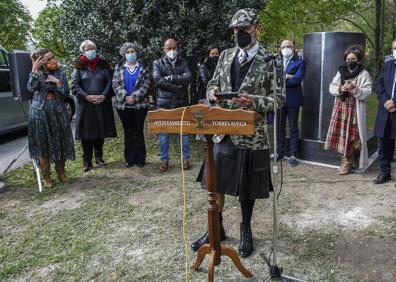 Imagen secundaria 1 - Torrelavega rinde homenaje a los sanitarios con una escultura en el exterior de Sierrallana