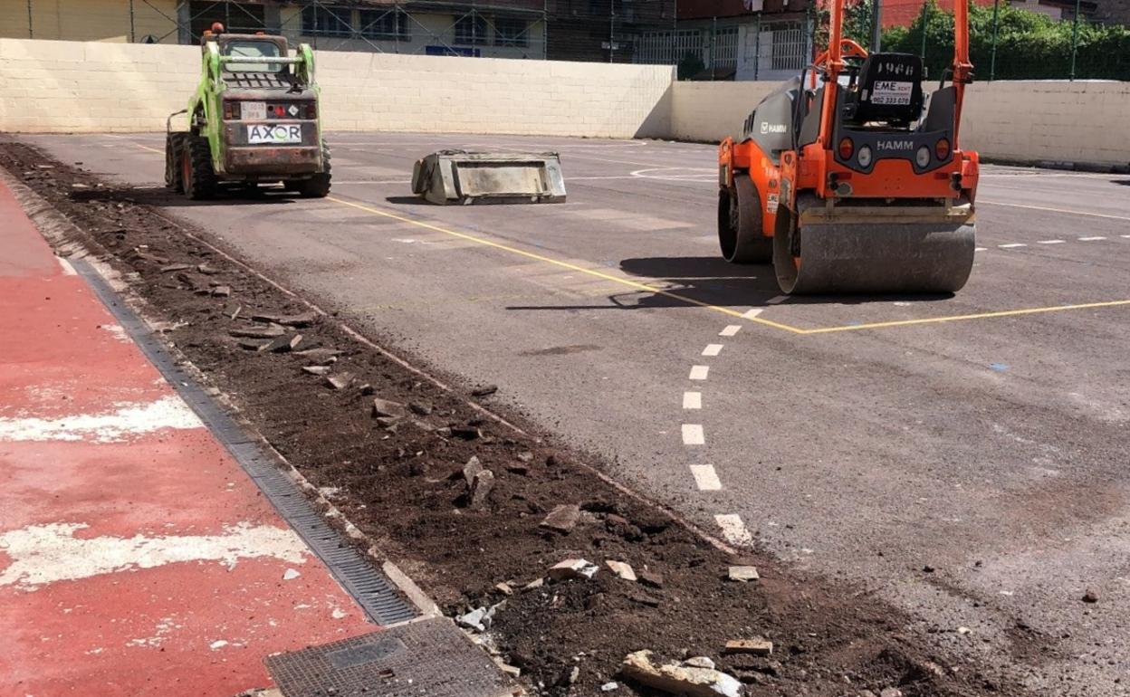 Labores de asfaltado en las pistas deportivas del colegio Miguel Hernández.