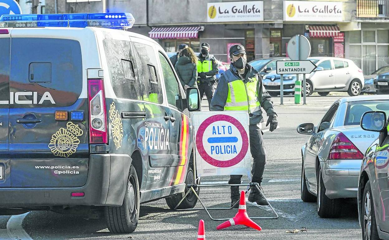 Un agente de la Policía Nacional, al frente de un control en Corbán para verificar el cumplimiento de las restricciones.