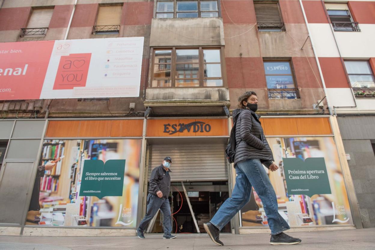 Fachada principal del local de la calle Burgos donde se anuncia la próxima apertura.