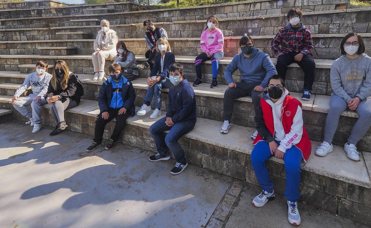 Los compañeros de la Fundación Síndrome de Down, con sus profesoras y la autora del libro, en el Parque de la Naturaleza de Cabárceno.