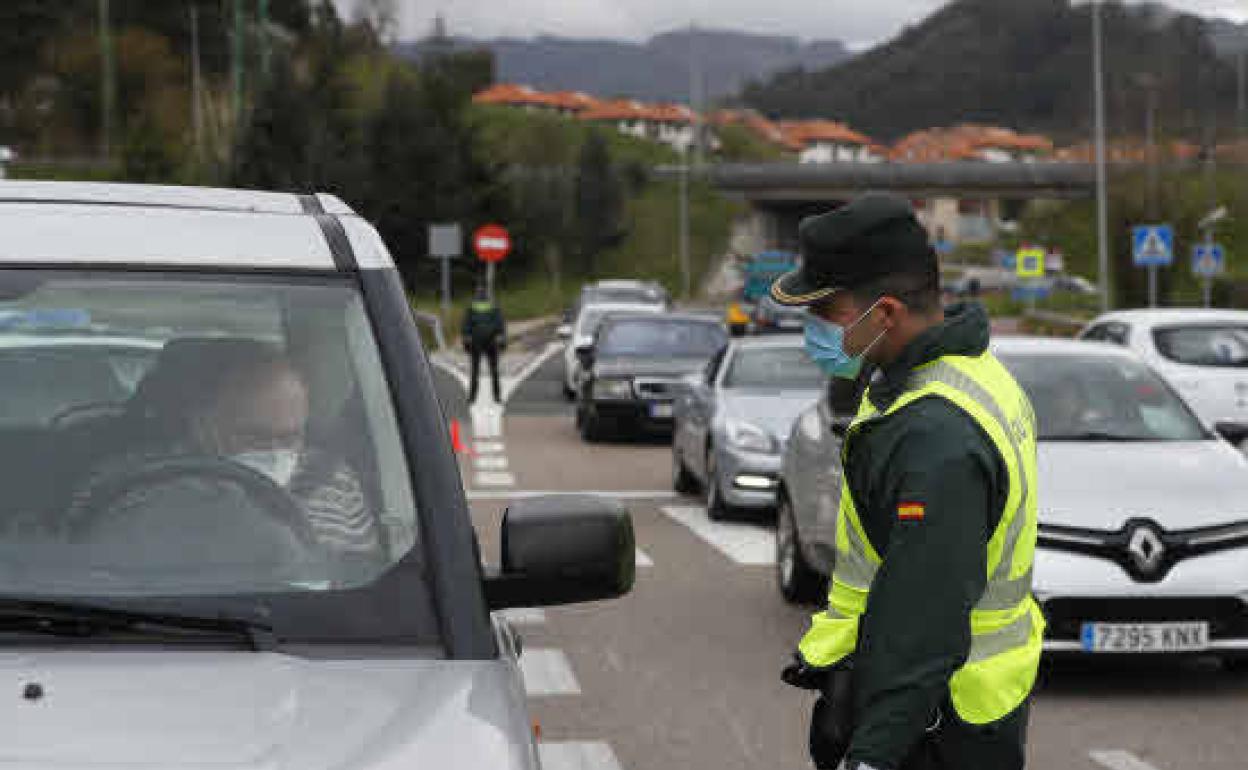 Control de la Guardia Civil en la entrada a Castro Urdiales, dentro de la campaña del puente San Jose para asegurar el cumplimiento de las medidas del cierre perimetral