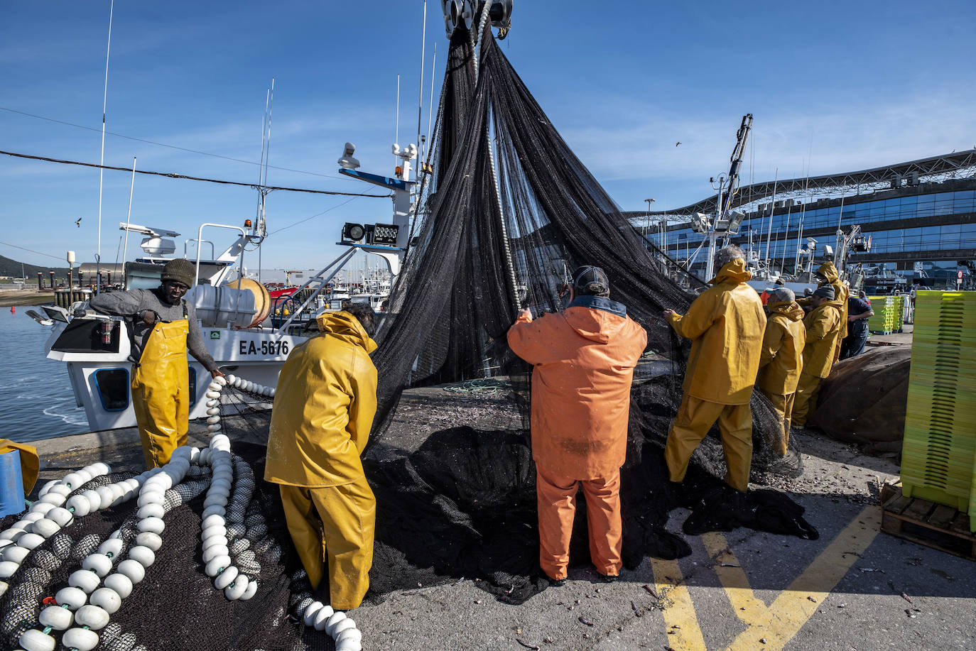 La toponimia en la villa pesquera es de lo más rica y heterogénea en el puerto de Santoña. El ir y venir de monos de colores, cajas colmadas de peces y carretillas elevadoras concede una oportunidad única de descubrir a personas de todo el planeta. No ya de España, con gallegos, vascos, asturianos y cántabros al frente, sino de Senegal, Rusia, Marruecos, Ghana, Perú y más 