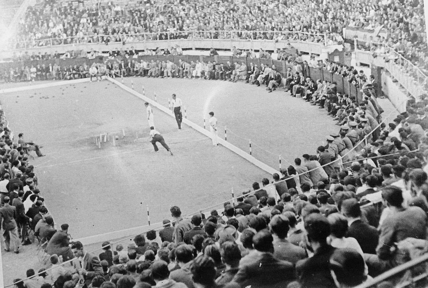 ño 1942. La plaza de toros de Cuatro Caminos habilitada como bolera. En la fotografía Manuel Gándara birlando mientras es observado por Federico Mallavia.
