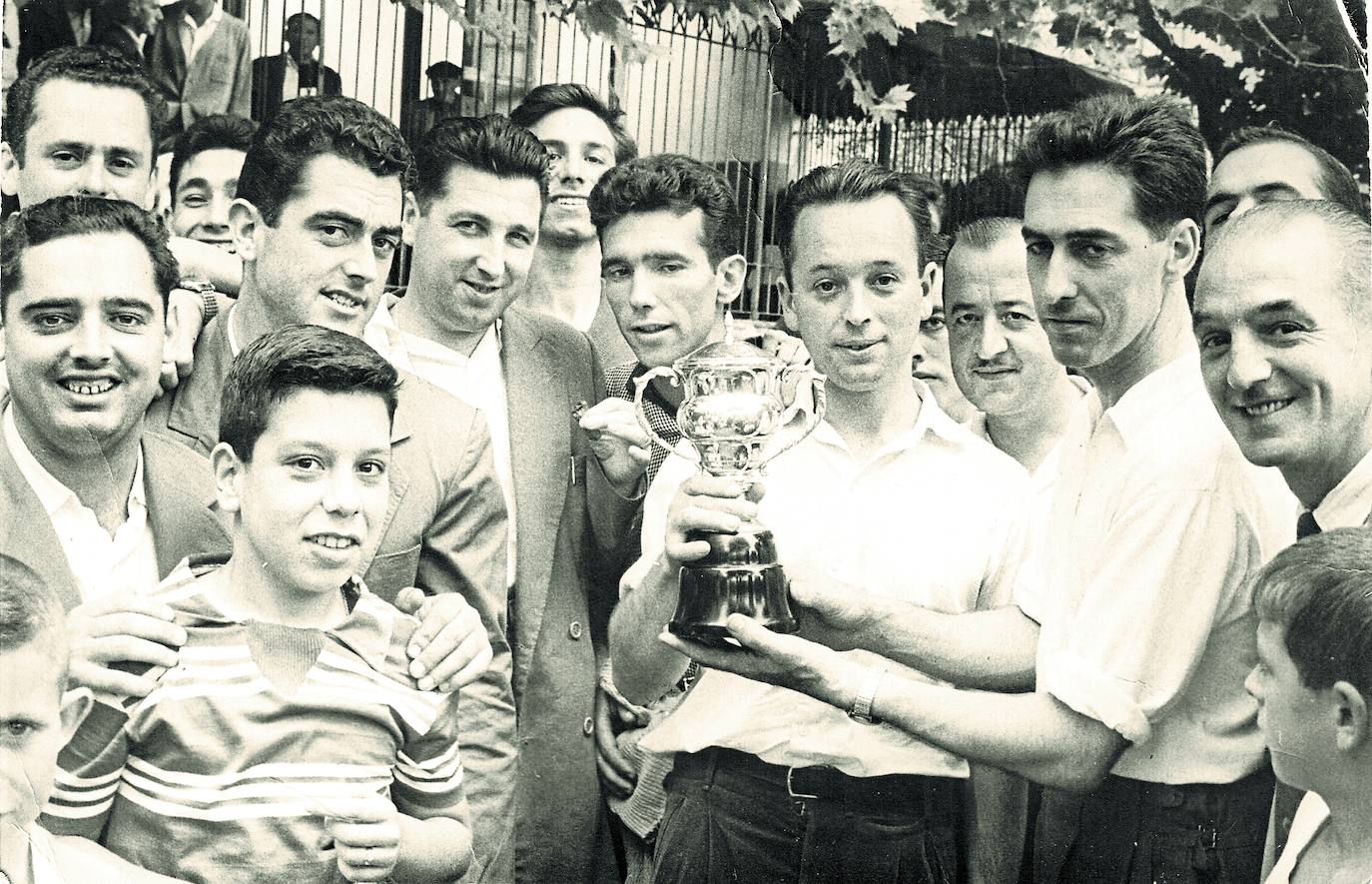 Año 1958. BOLOS. Entrega de premios del concurso de El Diario Montañés en la bolera de 'La Carmenciata'.