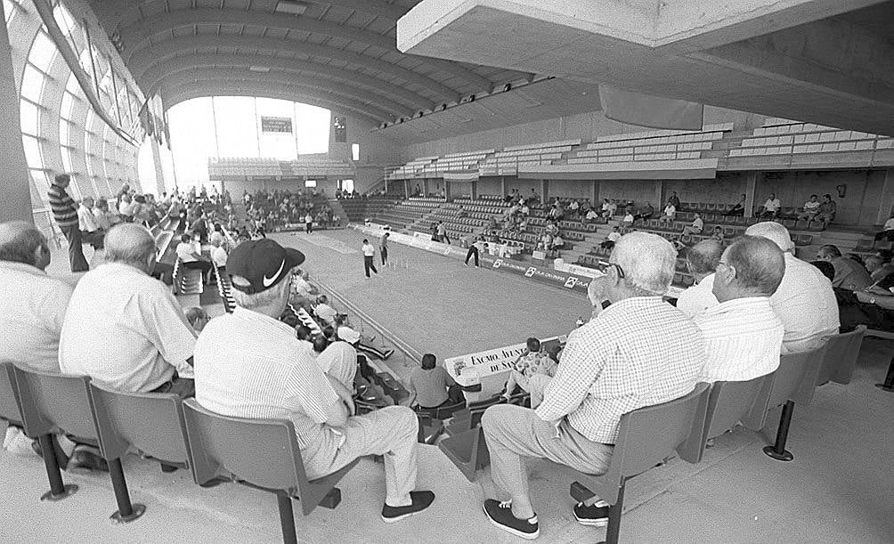11/06/2002. Interior de la bolera 'Mateo Grijuela' en la calle Gerardo Diego.