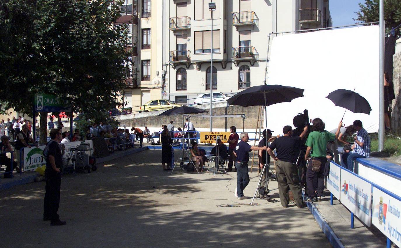 13/09/2003. Rodaje de 'Los nombres de Alicia' dirigida por Pilar Ruiz Gutiérrez en la antigua bolera de 'San Martín'