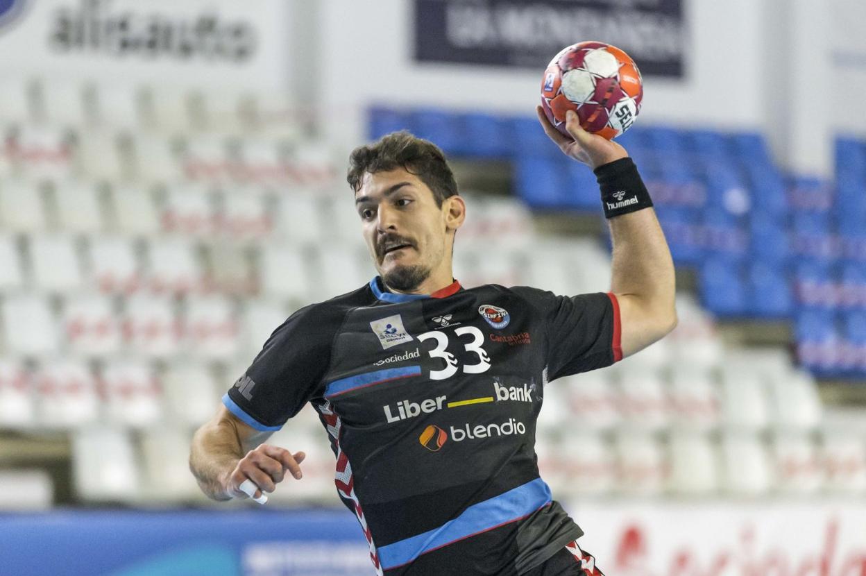 Zungri lanza a portería en el partido ante el Benidorm. 