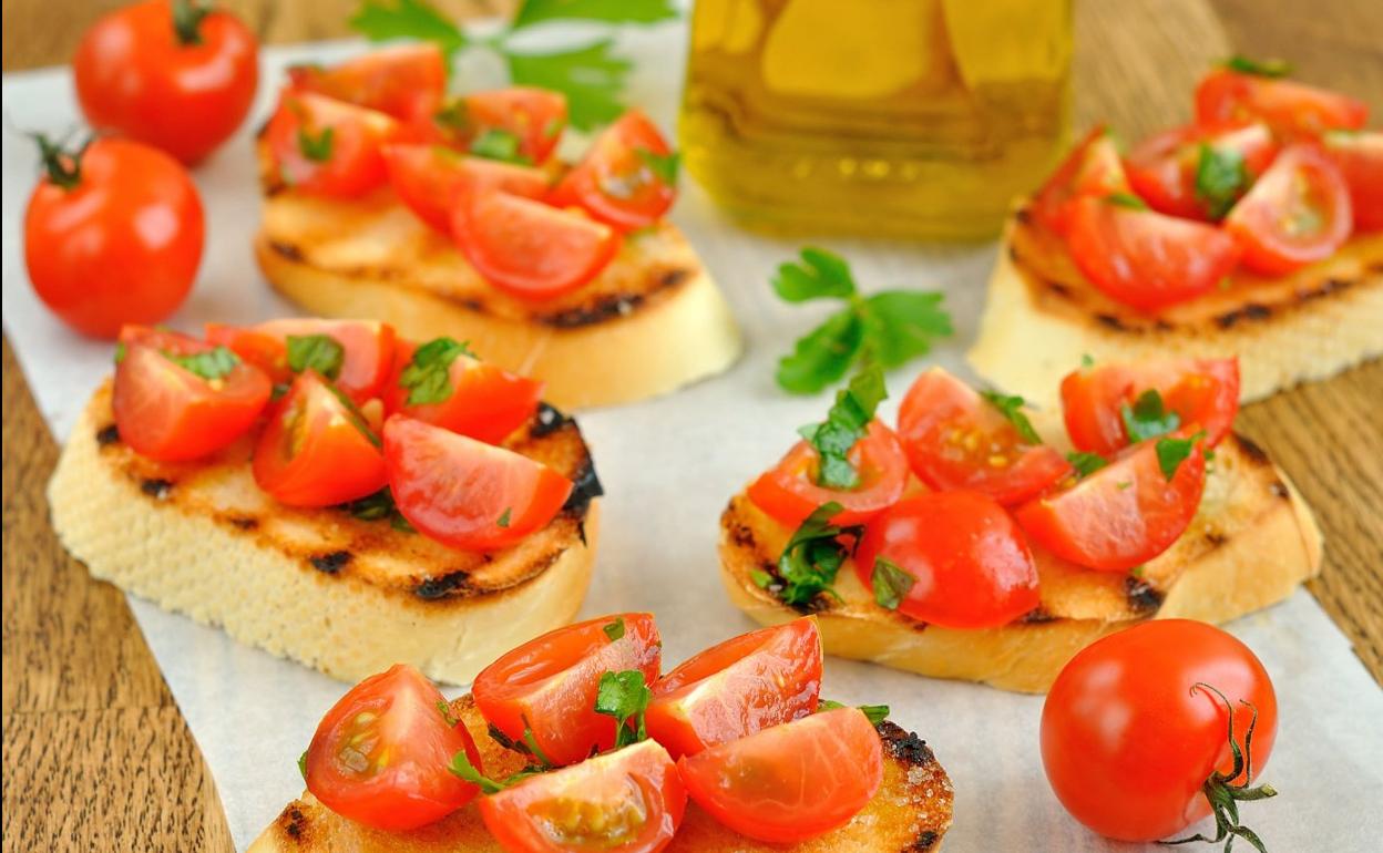 Panecillos con tomates cherry, un picoteo sano y nutritivo. 