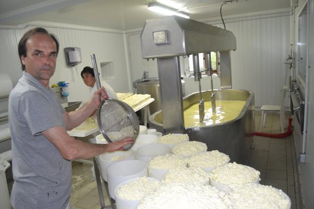 José María, en pleno proceso de elaboración de queso artesanal. 