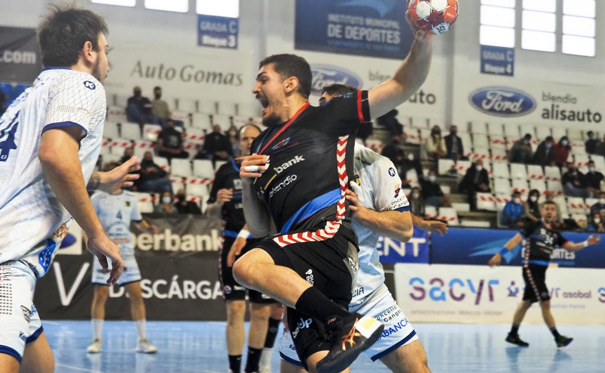 Zungri se dispone a lanzar a portería en el partido ante el Cangas. 