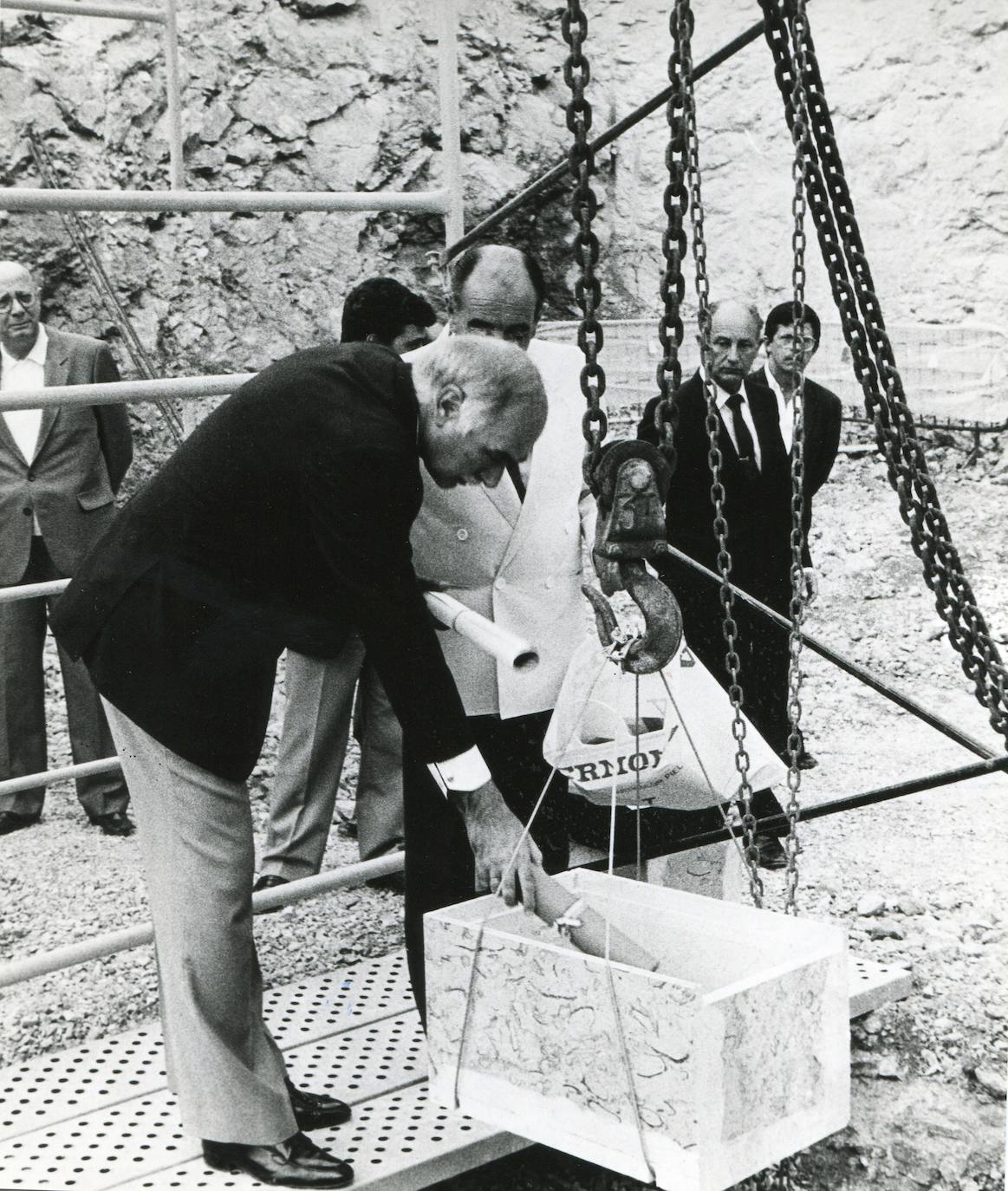 15/8/1986. Acto de colocación de la primera piedra del Palacio de Festivales por Angel Díaz de Entresotos, por entonces presidente de Cantabria. 