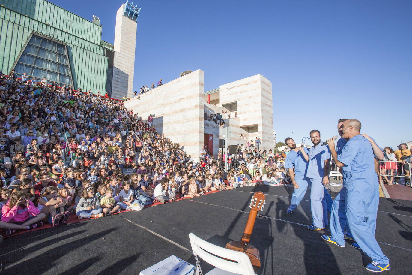 20/09/2015. Actuación 'El experimento' de la compañía Primital Bros, ante la fachada sur el Palacio de Festivales.