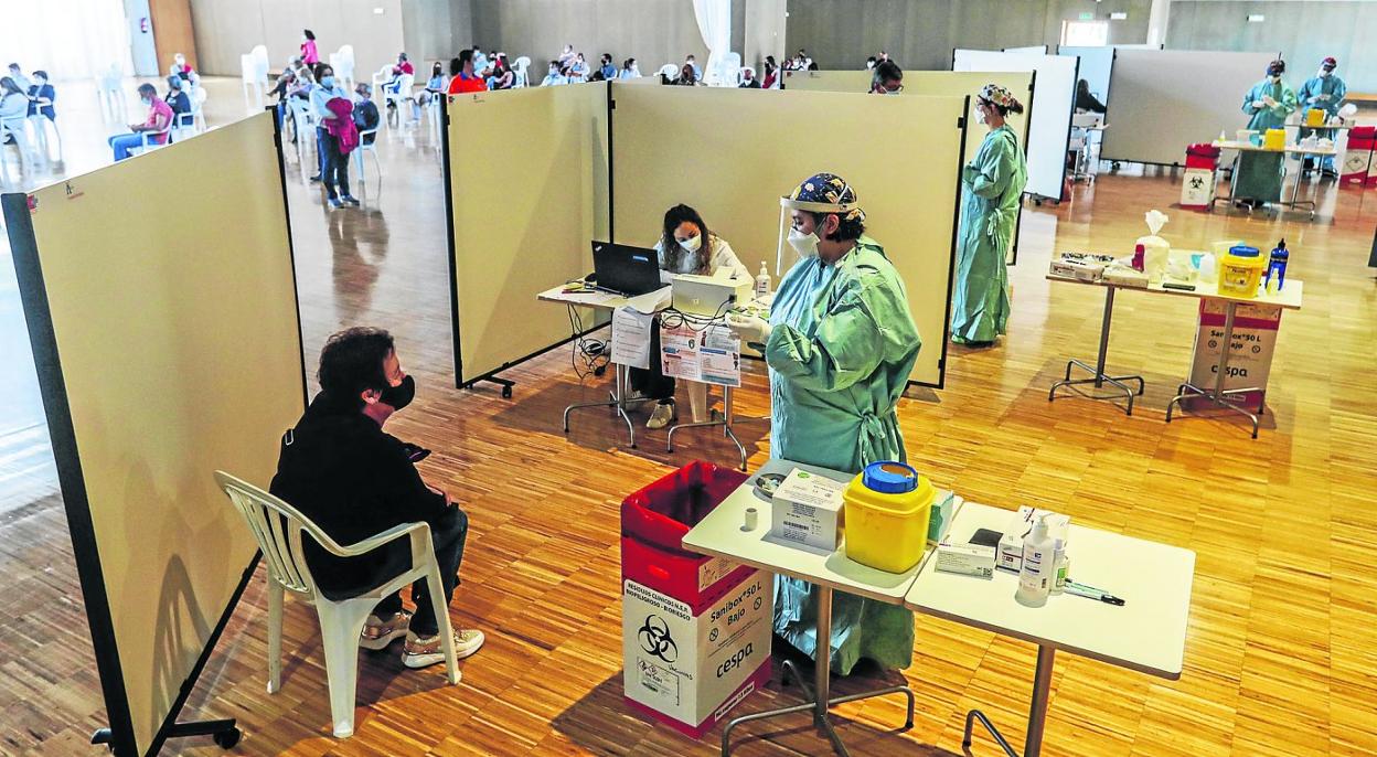 Imagen del interior del Palacio de Exposiciones y Congresos de Santander el 31 de marzo, el primer día que se efectuó una vacunación masiva