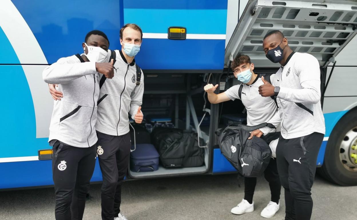 Soko, Gerson, Ceballos y Cedric, ayer, junto al autobús, antes de salir de camino hacia Tudela. 